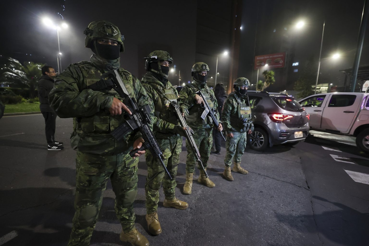 Imagen principal del artículo: Ecuador impone toque de queda nocturno en nueve provincias para combatir la violencia