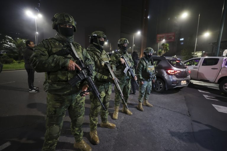 Ecuador impone toque de queda nocturno en nueve provincias para combatir la violencia