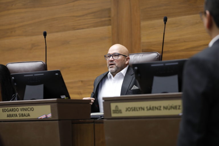 Congreso levanta sesión de este miércoles luego de que Edgardo Araya dijera que Laura Fernández "se hace la tontita"