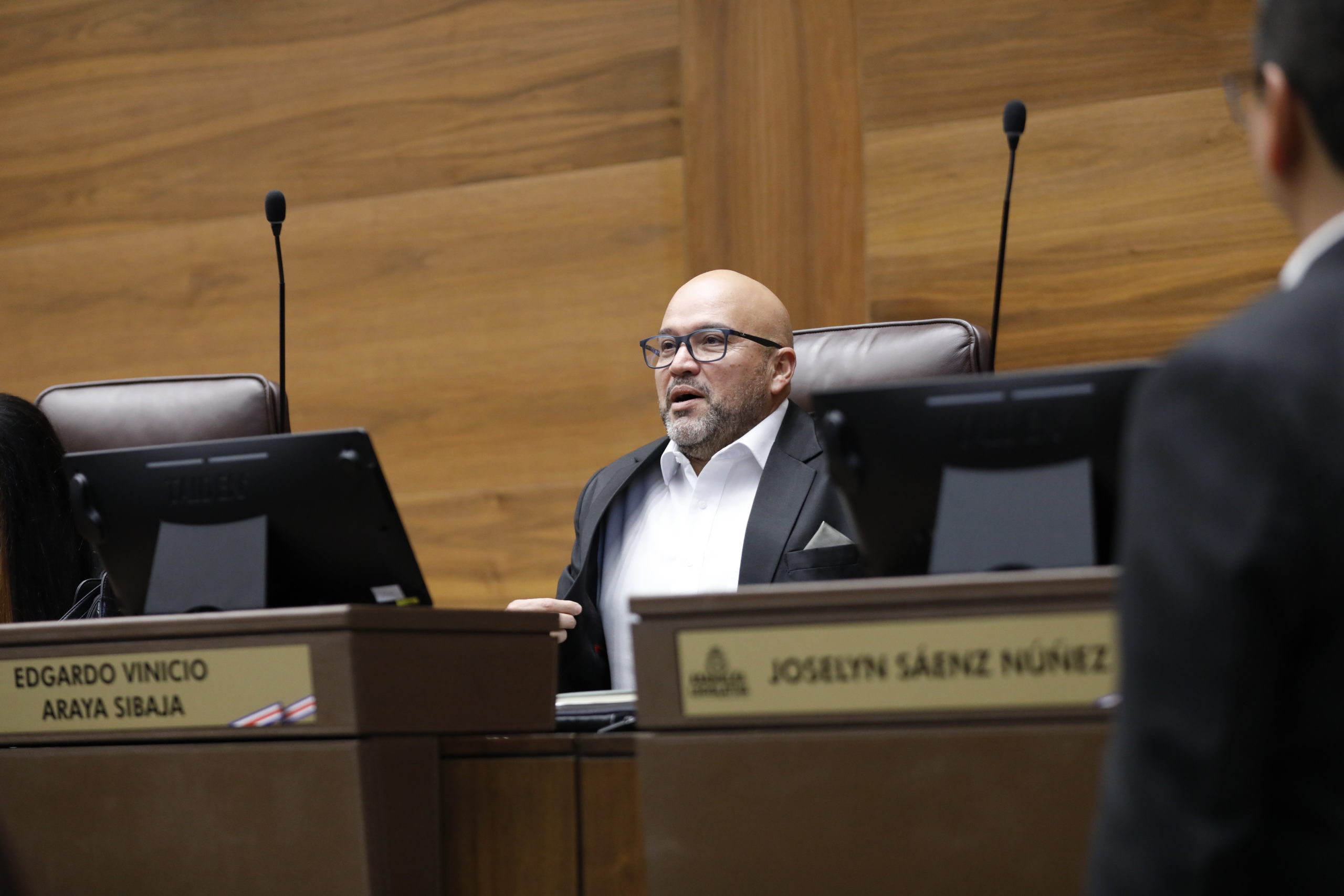 Imagen principal del artículo: Congreso levanta sesión de este miércoles luego de que Edgardo Araya dijera que Laura Fernández "se hace la tontita"