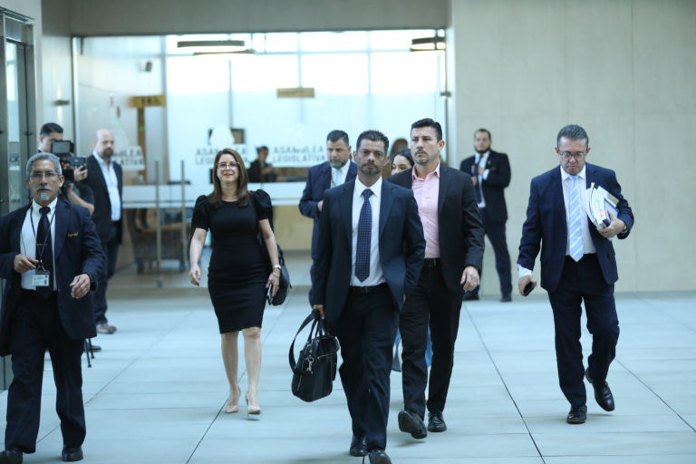 Oficialismo rechaza reconocer a Carlo Díaz por lucha contra el narcotráfico