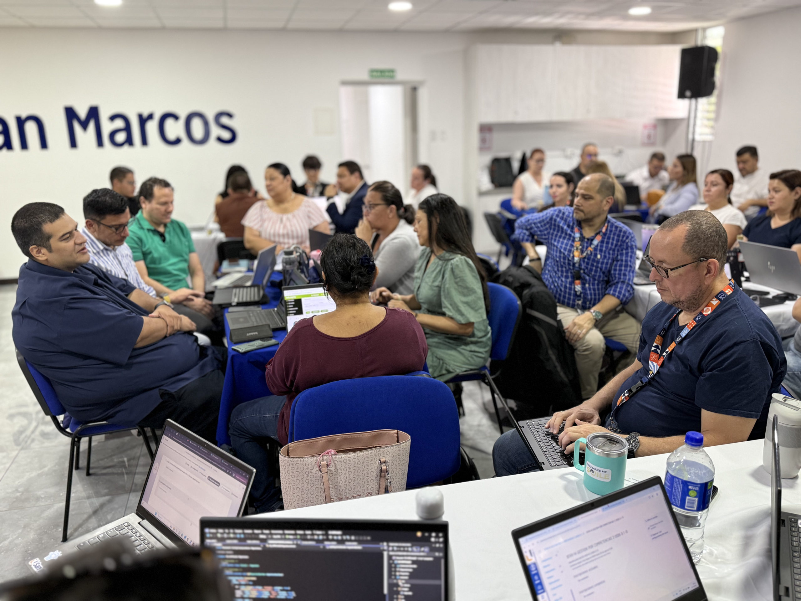 Imagen principal del artículo: Investigación demuestra que inteligencia artificial reduce barreras educativas en adultos mayores y estudiantes con discapacidad