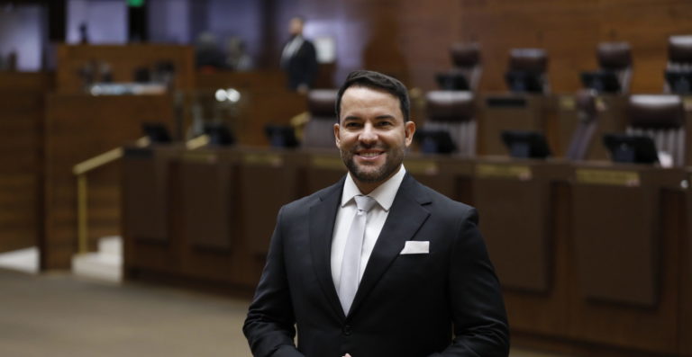 Diputado oficialista propone declarar el 15 de mayo como "Día Nacional de la Familia"