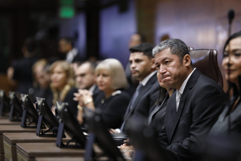 La Marina de Limón zarpa entre consenso y lupa constitucional