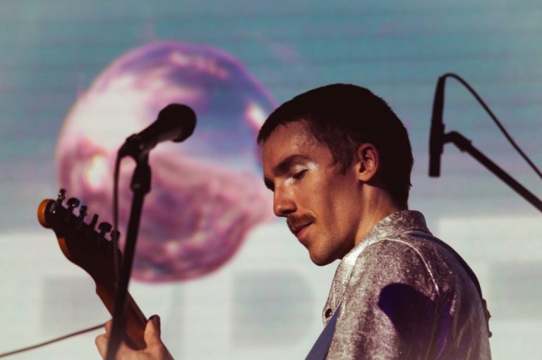 Gabriel Loynaz estrena “Acá”, una canción de indie rock con producción propia