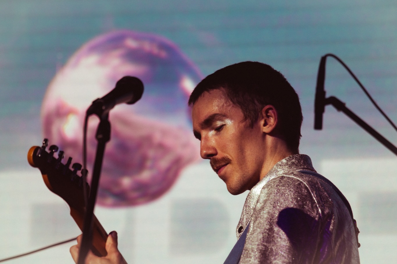 Imagen principal del artículo: Gabriel Loynaz estrena “Acá”, una canción de indie rock con producción propia