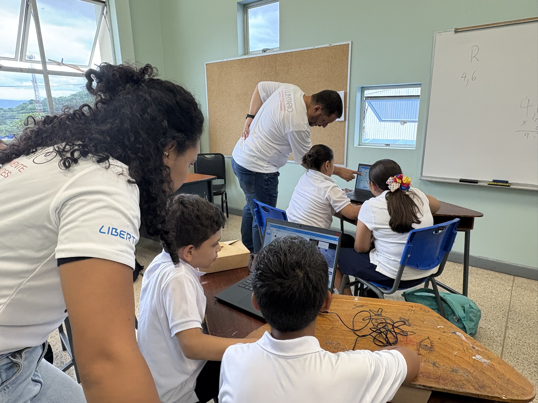 Imagen principal del artículo: Liberty, en alianza con Ericsson, acerca la tecnología y las habilidades STEM a niños de Ciudad Colón