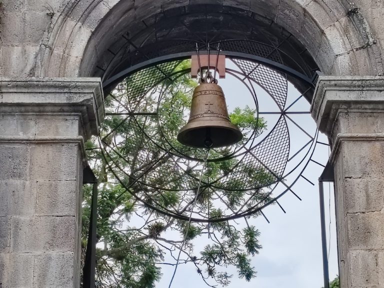 Colocan réplica exacta de la Campana de la Independencia en las Ruinas de Santiago Apóstol