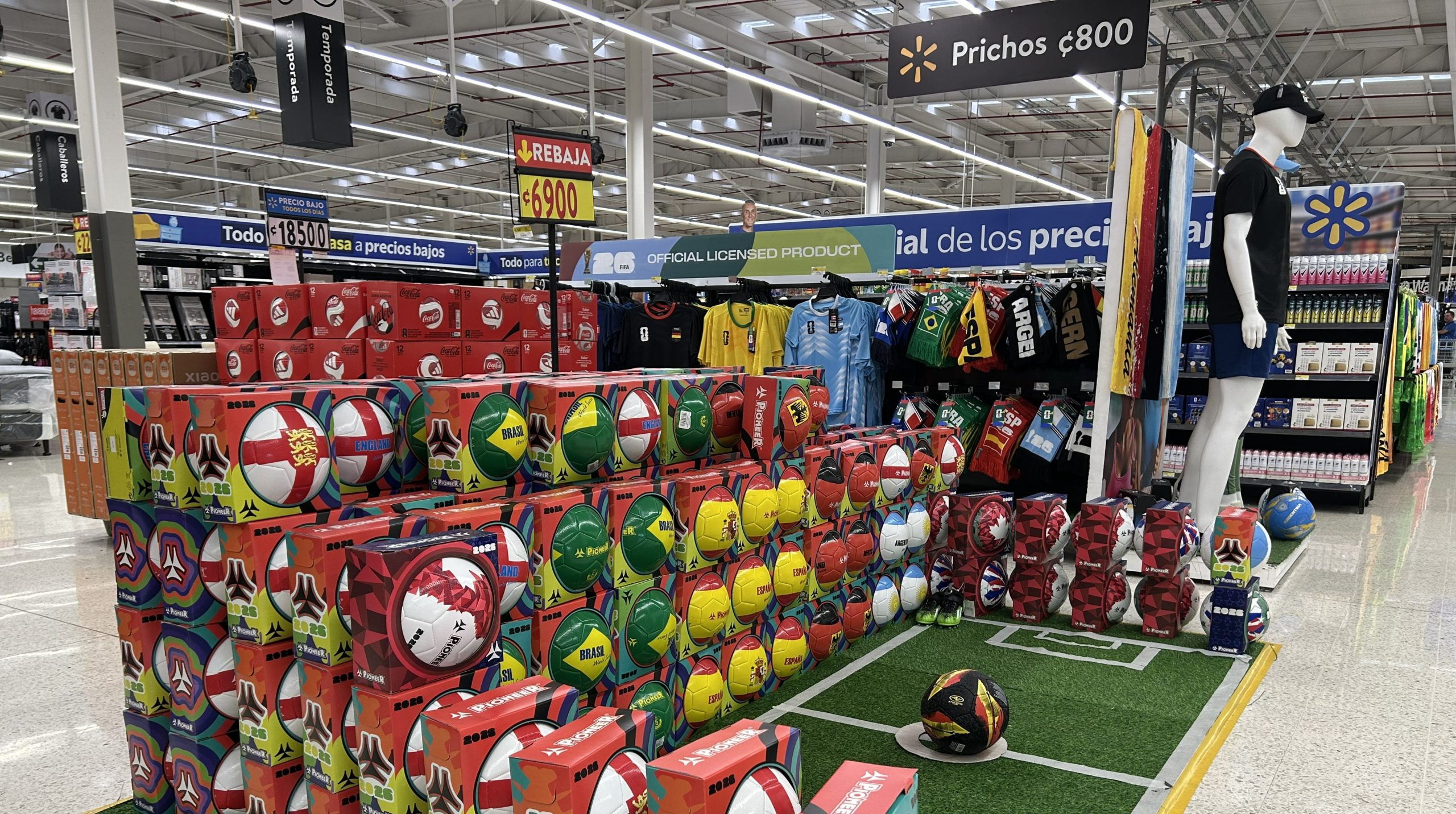 Imagen principal del artículo: Walmart prepara la cancha para que las familias de Centroamérica disfruten al máximo el Mundial de Fútbol