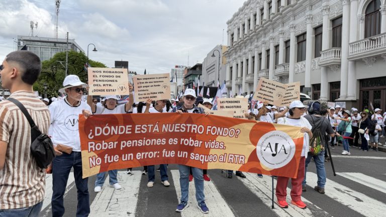 Jubilados del Magisterio llevan a la calle la defensa de las pensiones y solicitan avances en el castigo al desvío de fondos públicos