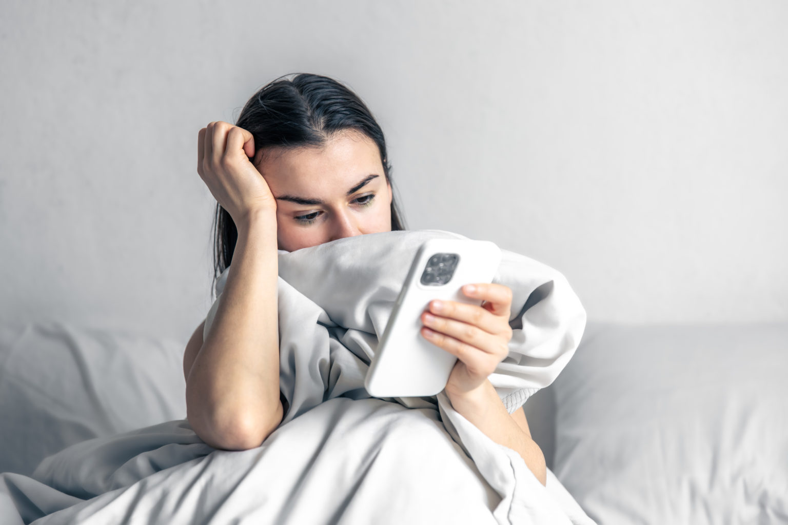 Imagen principal del artículo: Doomscrolling: consejos para proteger su salud mental ante el consumo compulsivo de noticias negativas en internet