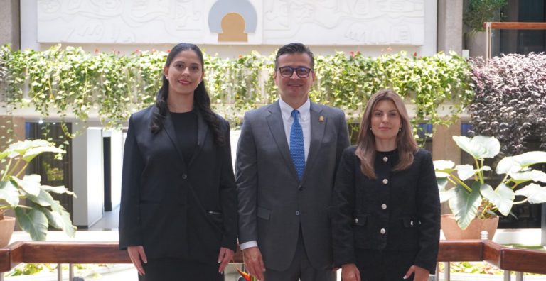 Roy Thompson renuncia a su cargo como ministro de Trabajo