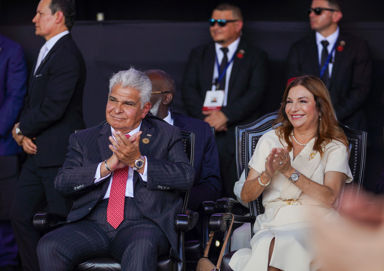Imagen principal del artículo: Panamá frena venta de electricidad a Costa Rica por declaraciones de Laura Fernández
