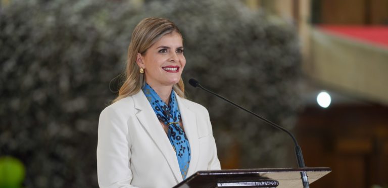 Laura estrena conferencia: rendición de cuentas, aplanadora y Narnia
