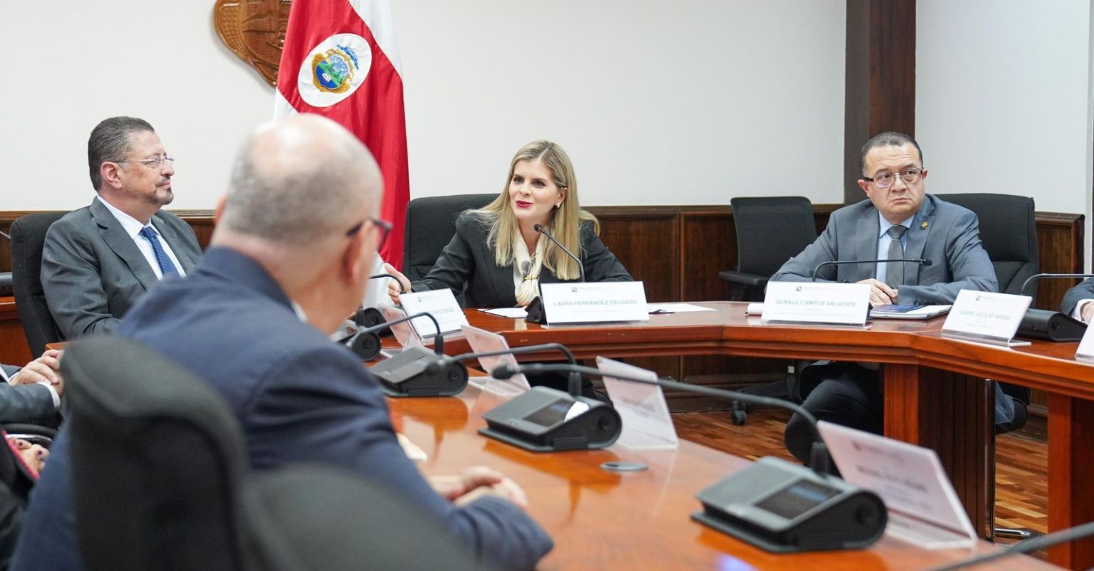 Imagen principal del artículo: Laura muestra sus cartas, Poder Judicial se aferra a las suyas y... despide a Zúñiga
