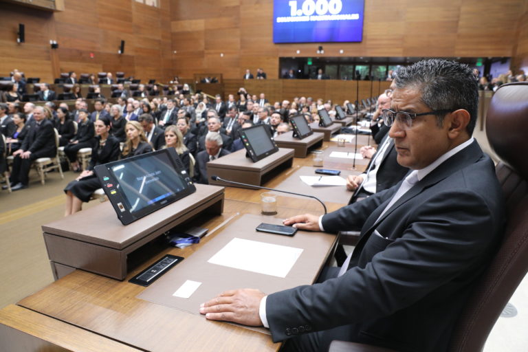 Nogui Acosta propone regreso de publicidad privada en postes de alumbrado público