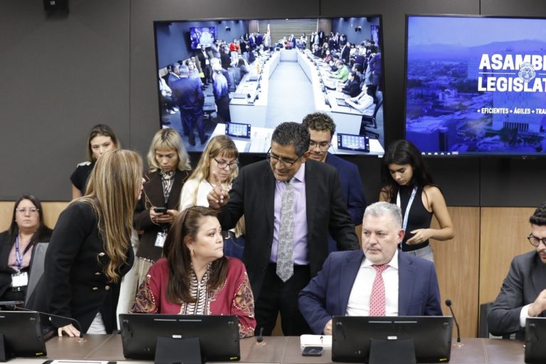 Oficialismo se deja los 12 puestos de dirección de las tres comisiones plenas