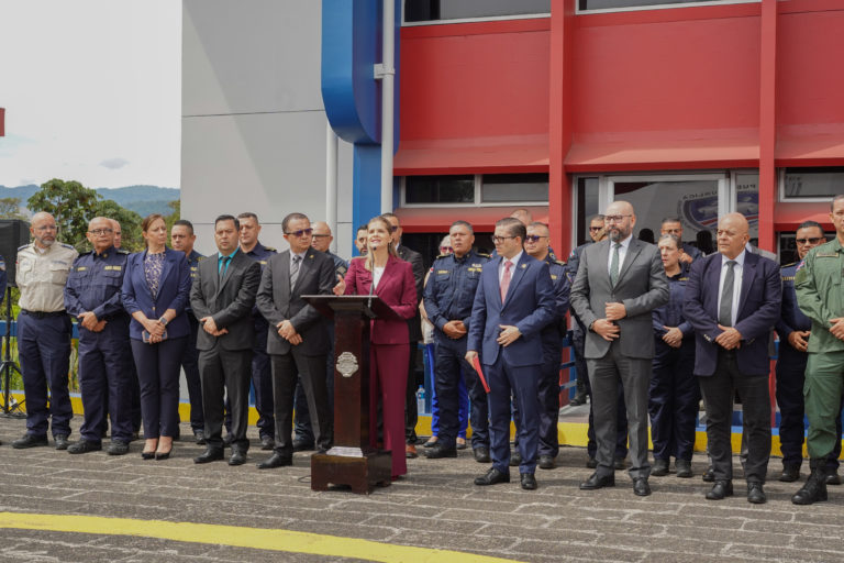 Gobierno separa a siete jefes policiales tras fallar prueba del polígrafo