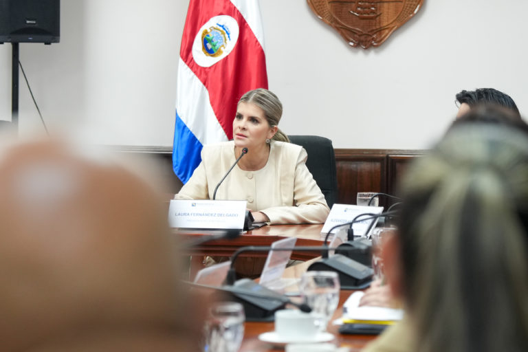 Colegio de Abogados rechaza idea de Laura Fernández de grabar reuniones entre privados de libertad y sus defensores