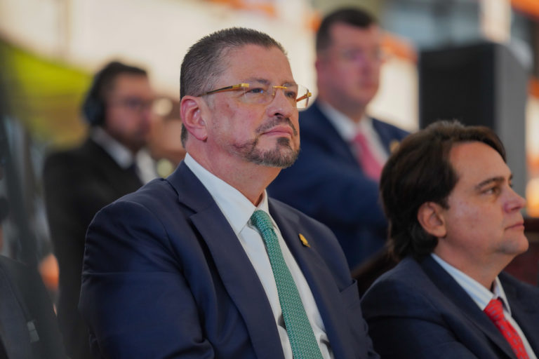 Chaves llama a funcionarios judiciales a pasarse al IVM y critica pensiones del Poder Judicial