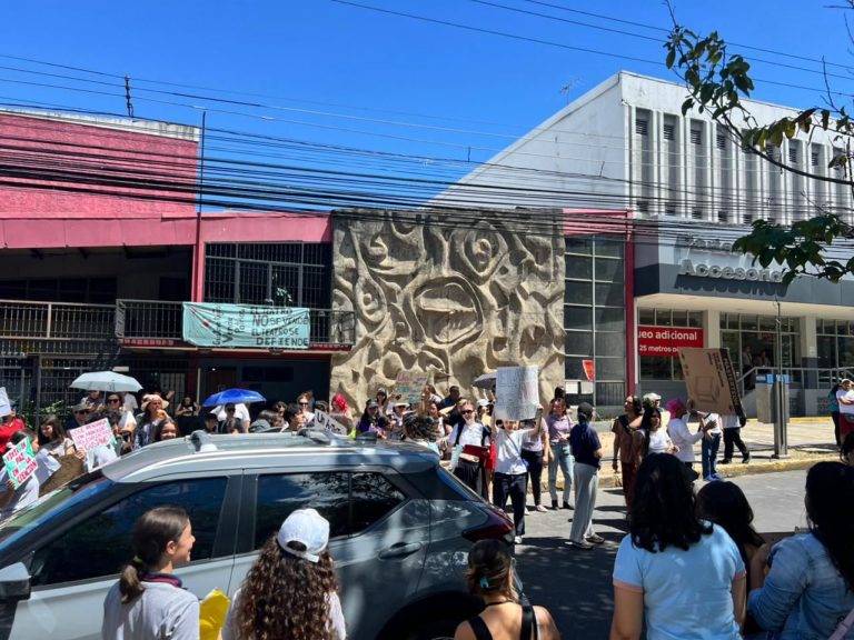 Cultura rechaza declarar patrimonio el Teatro Arnoldo Herrera y ordena rescatar mural de Felo García