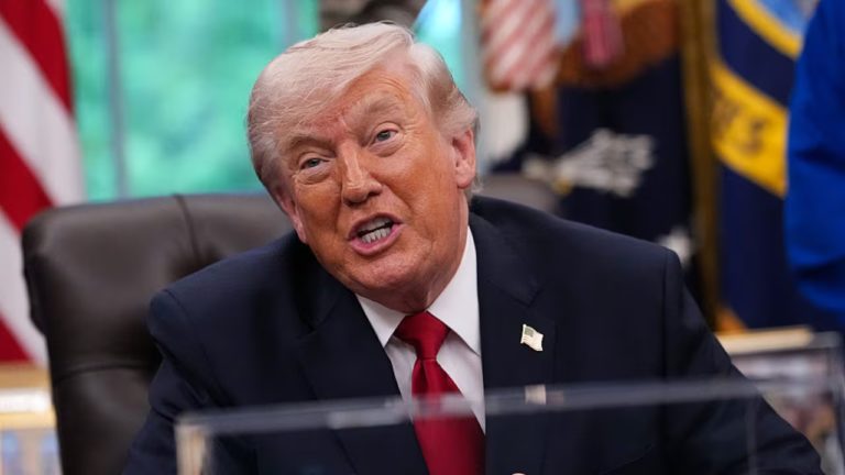 Trump pausa dos días después su plan naval en el estrecho de Ormuz
