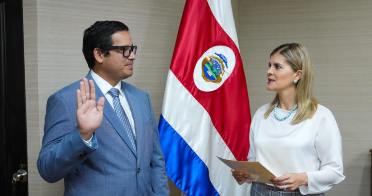 Laura Fernández nombra a Víctor Carvajal como viceministro de Ingresos del Ministerio de Hacienda