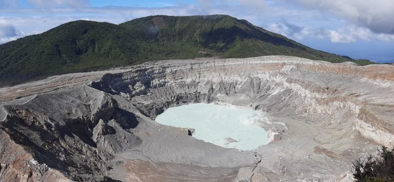 CNE declara alerta verde en el volcán Poás y reduce a la mitad ingreso diario de visitantes