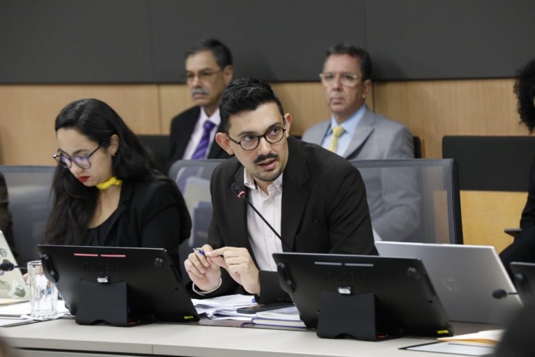 Diputado del Frente Amplio propone ley para que parejas puedan escoger el orden de los apellidos de sus hijos