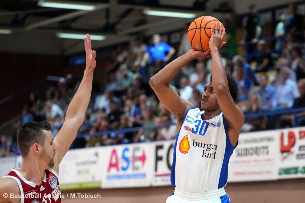 Basquetbolista tico Ian Martínez clasifica a su primera final como profesional en Europa