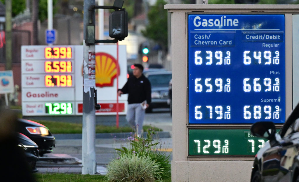 Trump propone suspender el impuesto a los combustibles por la prolongación de su guerra en Irán