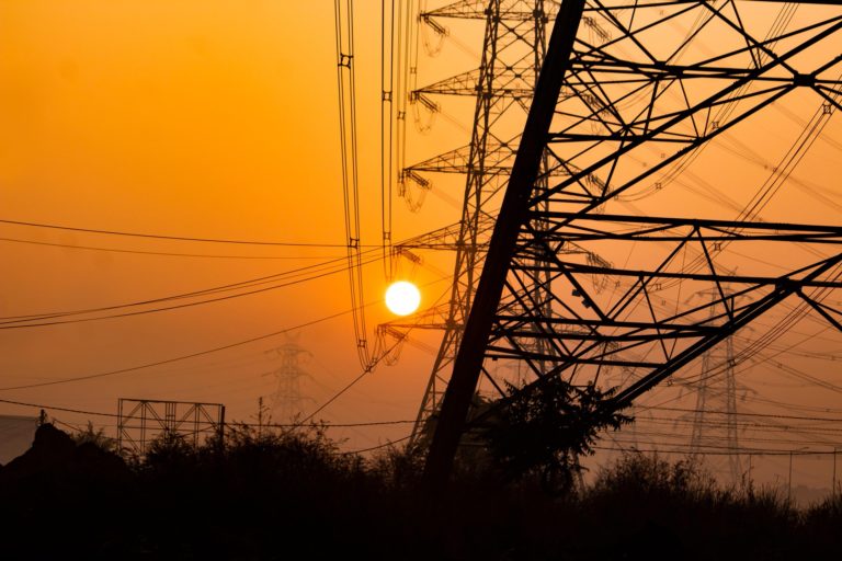 De servicio público a negocio corporativo: La trampa de la "Armonización" Eléctrica