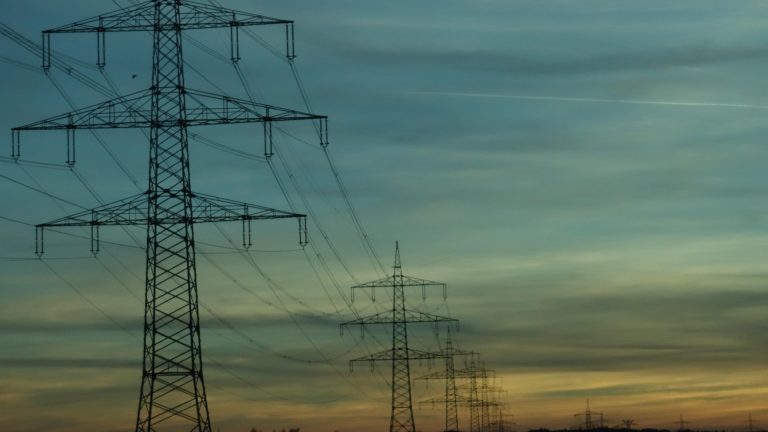 Las lógicas del Estado y del mercado deben armonizar el derecho de las personas a la electricidad