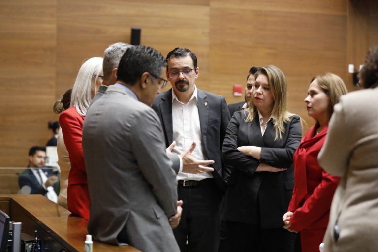 Oficialismo fuerza avance de proyecto sobre Crucitas; oposición responde con centenar de mociones