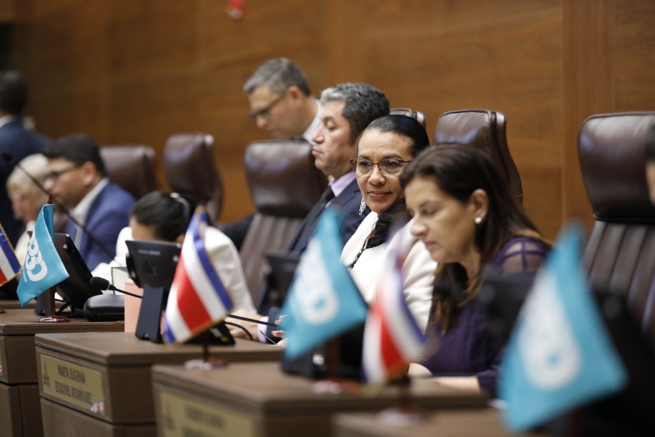 Imagen principal del artículo: La vara, el chaleco de Ariel Robles y el episodio con la diputada Nayuribe Guadamuz