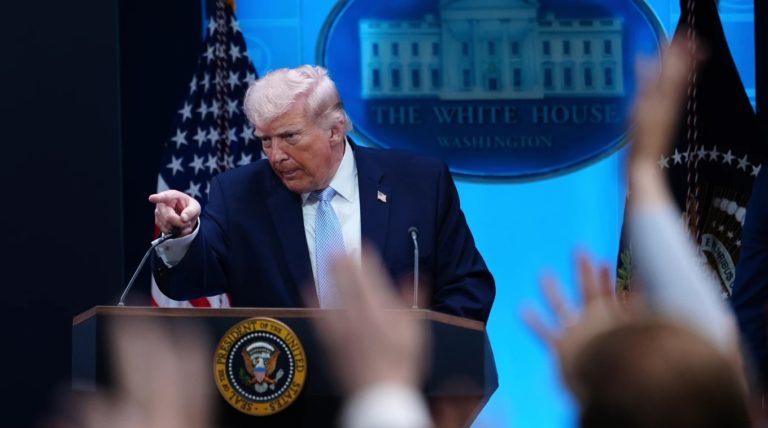 Trump vuelve a sugerir una intervención militar en Cuba tras imputación contra Raúl Castro
