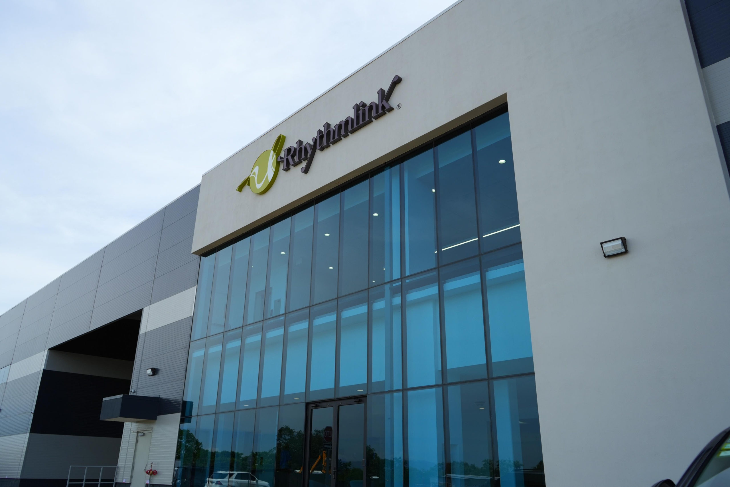 Imagen principal del artículo: Rhythmlink, empresa de dispositivos médicos para monitoreo neurológico, inaugura operaciones en Costa Rica y proyecta 300 empleos