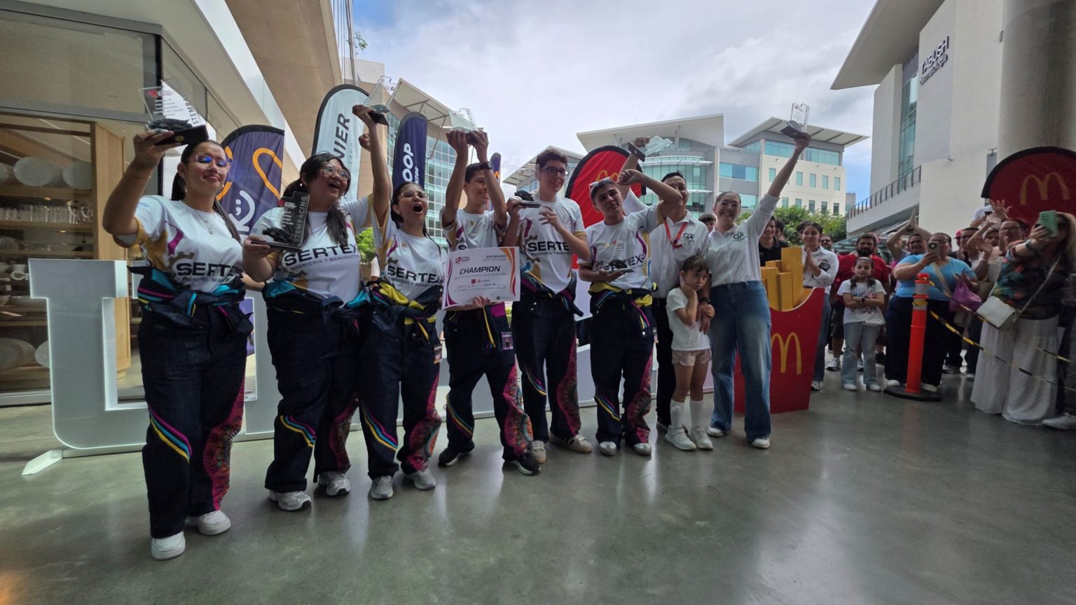 Imagen principal del artículo: Estudiantes de CEDES Don Bosco obtienen pase a Brasil tras triunfar en STEM Racing 2026