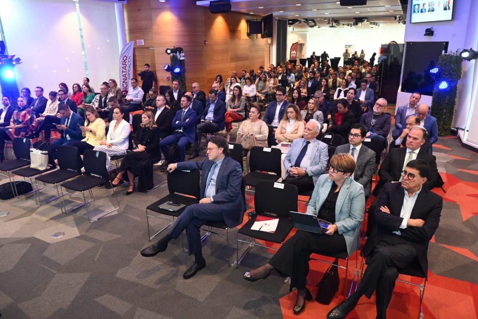 Imagen principal del artículo: CPC plantea reducir cargas al empleo formal y revisar planificación eléctrica para mejorar competitividad