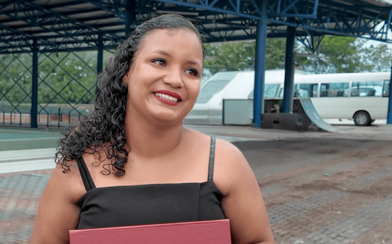 Estudiante de La Cruz se graduó de la UNA tras superar complicaciones de salud durante el nacimiento de sus gemelas