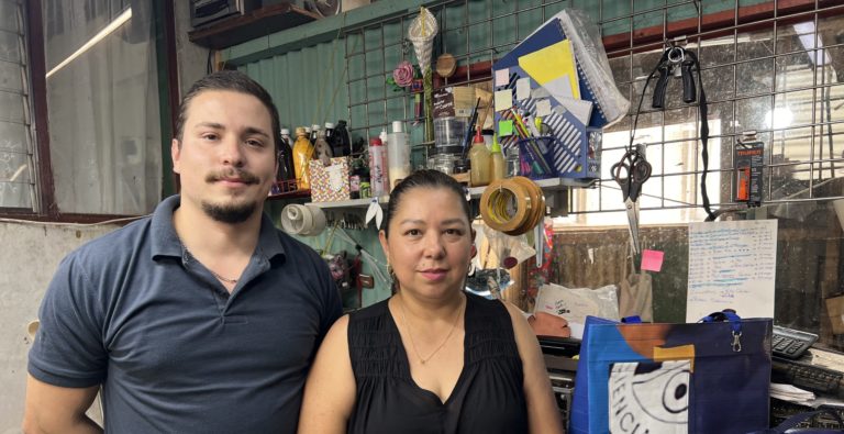 Artesana herediana transforma vallas publicitarias en bolsos mediante proyecto de economía circular