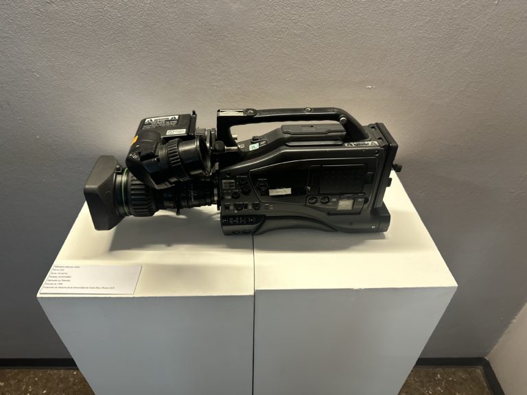 "Entre Voces" rescata la historia de la comunicación universitaria en nueva exposición de la UCR