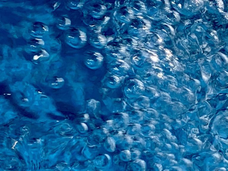 Marco Mora von Rechnitz presenta “Húmedo profundo”: una exposición inspirada en el agua y la introspección