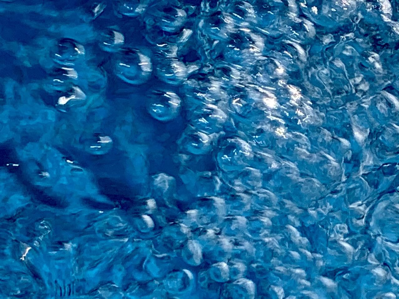 Imagen principal del artículo: Marco Mora von Rechnitz presenta “Húmedo profundo”: una exposición inspirada en el agua y la introspección