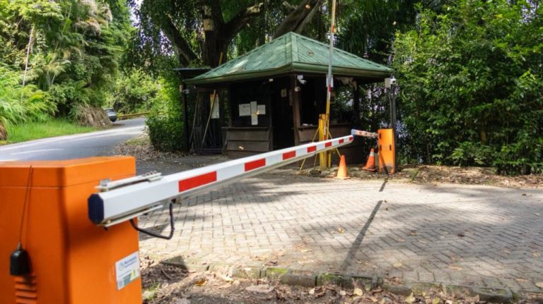 Punta Leona y Municipalidad de Garabito chocan tras derribo de aguja de acceso al complejo turístico