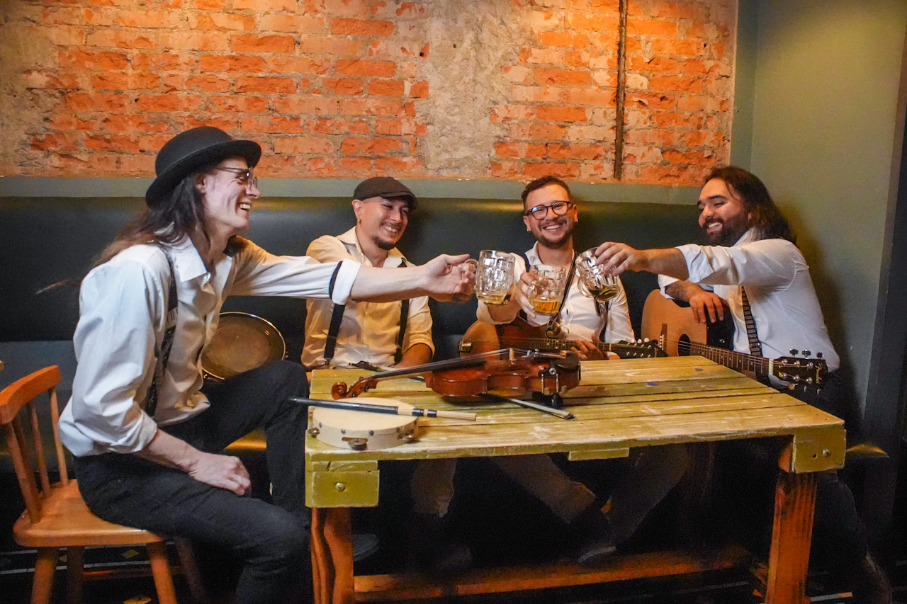 Imagen principal del artículo: Fellowship lanzará "Beers & Bards": su primer disco inspirado en la música folk e irlandesa
