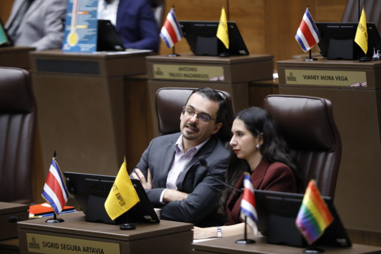 Frente Amplio propone regular permisos de ausencias de diputaciones
