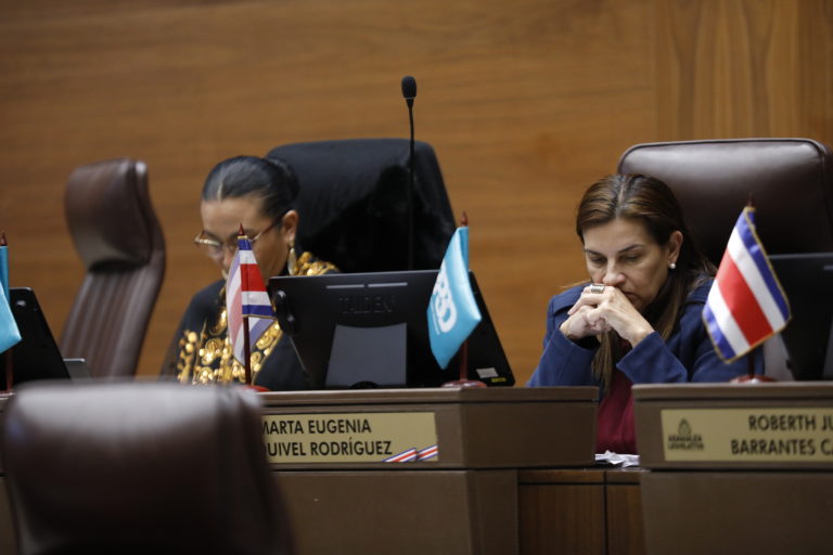 Marta Esquivel, los ticos con corona y los poderes fantásticos de una diputación