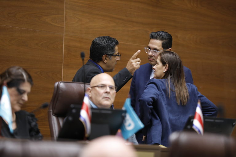 Oficialismo rechaza moción que pedía a congresistas no reunirse en privado con aspirantes a cargos