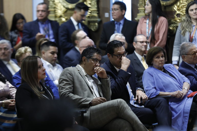 Laura lleva mano dura al Congreso y la Corte devuelve intacta la nómina de Sala IV